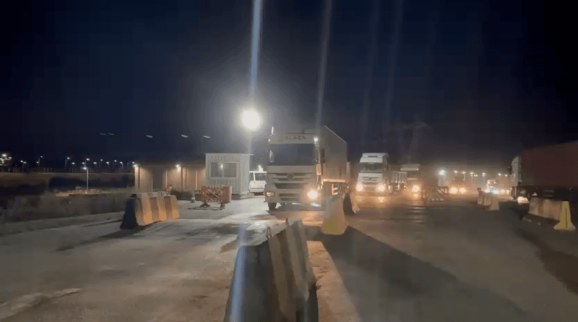 Connected automatic gate and weighbridge lanes