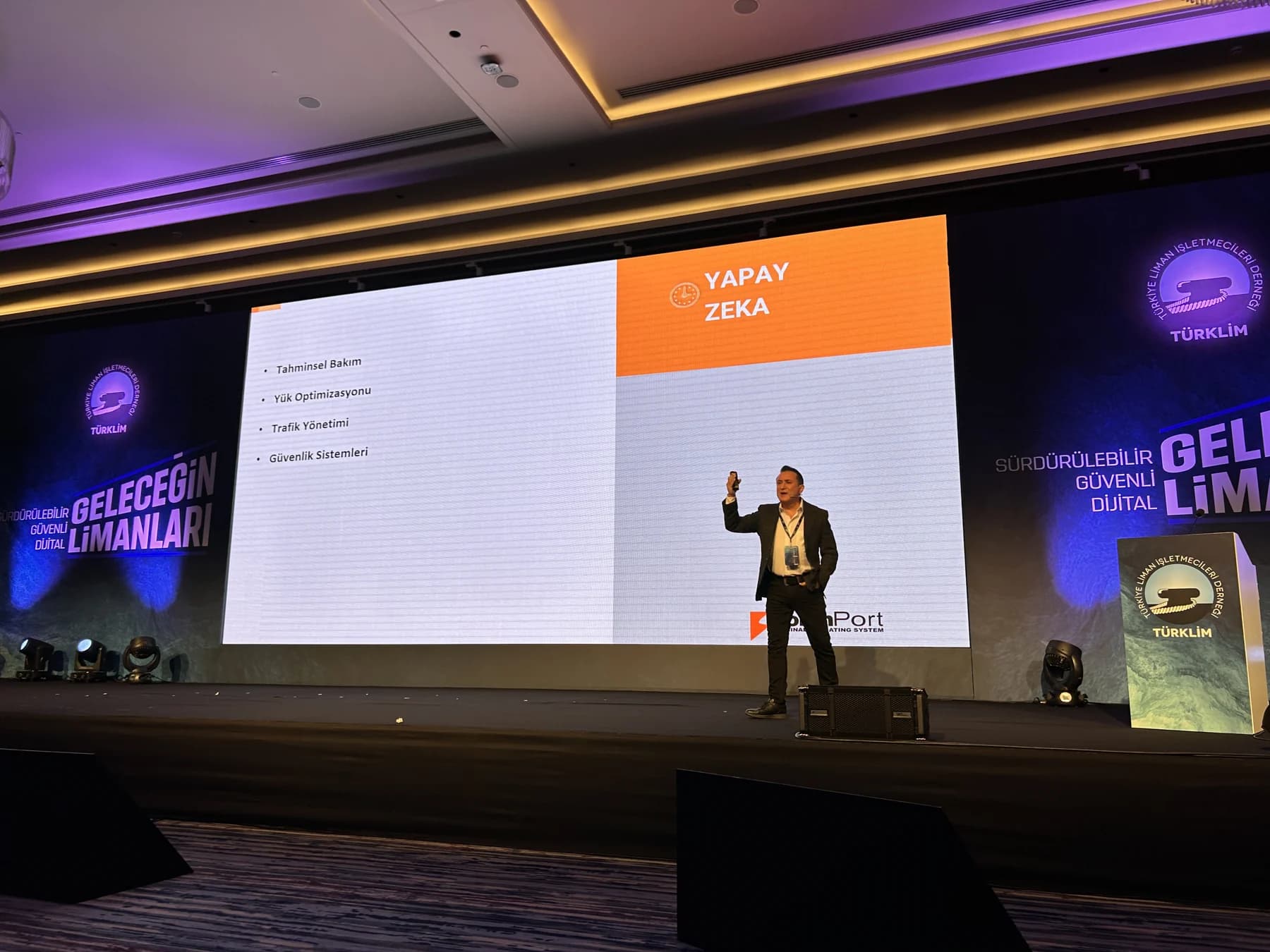 SOLONPORT sharing an artificial-intelligence perspective on the workshop stage